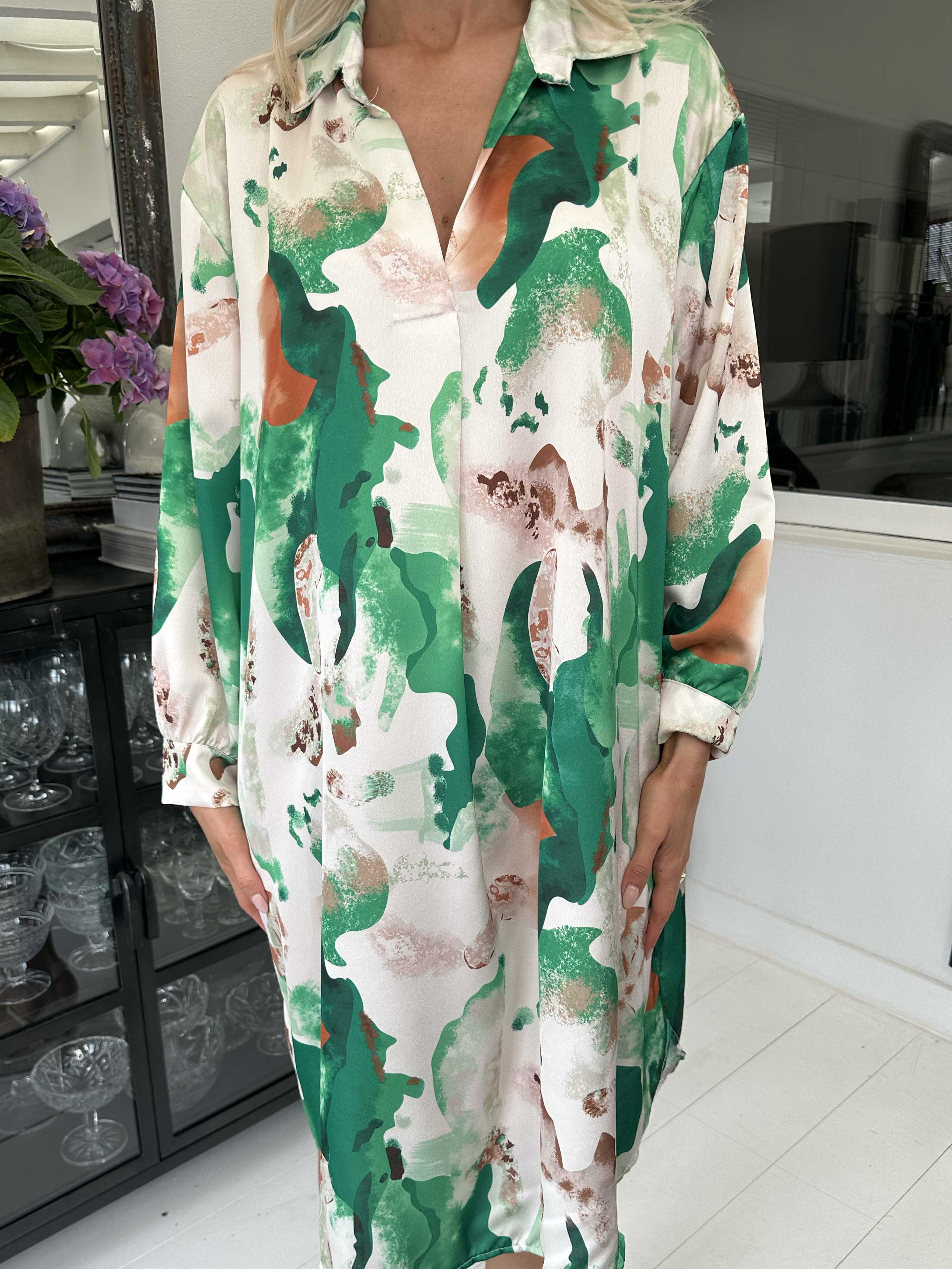 Lyng - Mønstret kjole i silkelook med skjortekrave